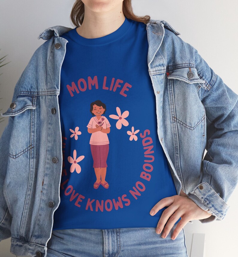 "Mom life: where love knows no bounds" Unisex Tee